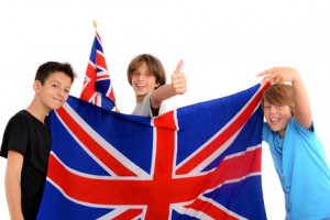 Schüler mit Englandflagge - Bilingualer Unterricht in der Schule