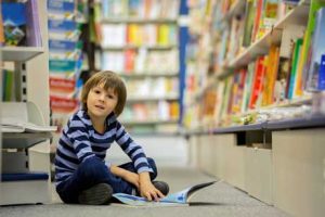 junge liest in bibliothek montessori kosten