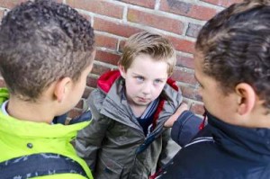 Mobbing in der Schule zwei Kinder ärgern bedrohen Kind