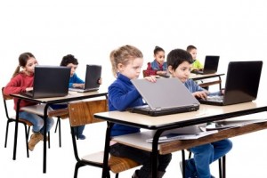 Schüler mit Laptop digitales Lernen