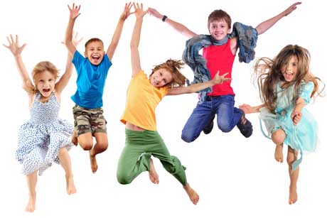 Lernmotivation Gruppe glücklicher Kinder springen fröhlich lernen mit spaß
