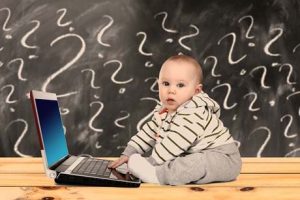 Digitales Lernen von Anfang an - Baby mit Laptop
