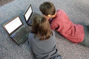 Kinder liegen vor Computer Laptop