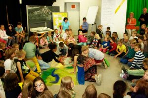 Kinder planen anders als Erwachsene: Schüler beim Architektur-Workshop für den Umbau ihrer Schule.