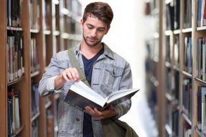 student in Bibliothek