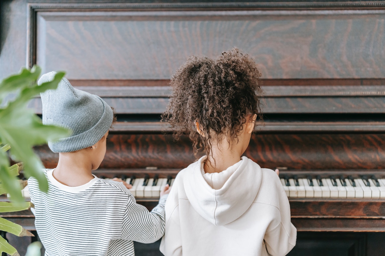 Musikalische Früherziehung zwei Kinder am Klavier