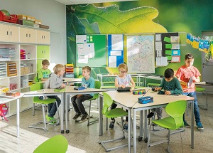 Lernwelten für Grundschüler: modulare Raumgestaltung fördert das Miteinander und schafft neue Möglichkeiten für den Unterricht